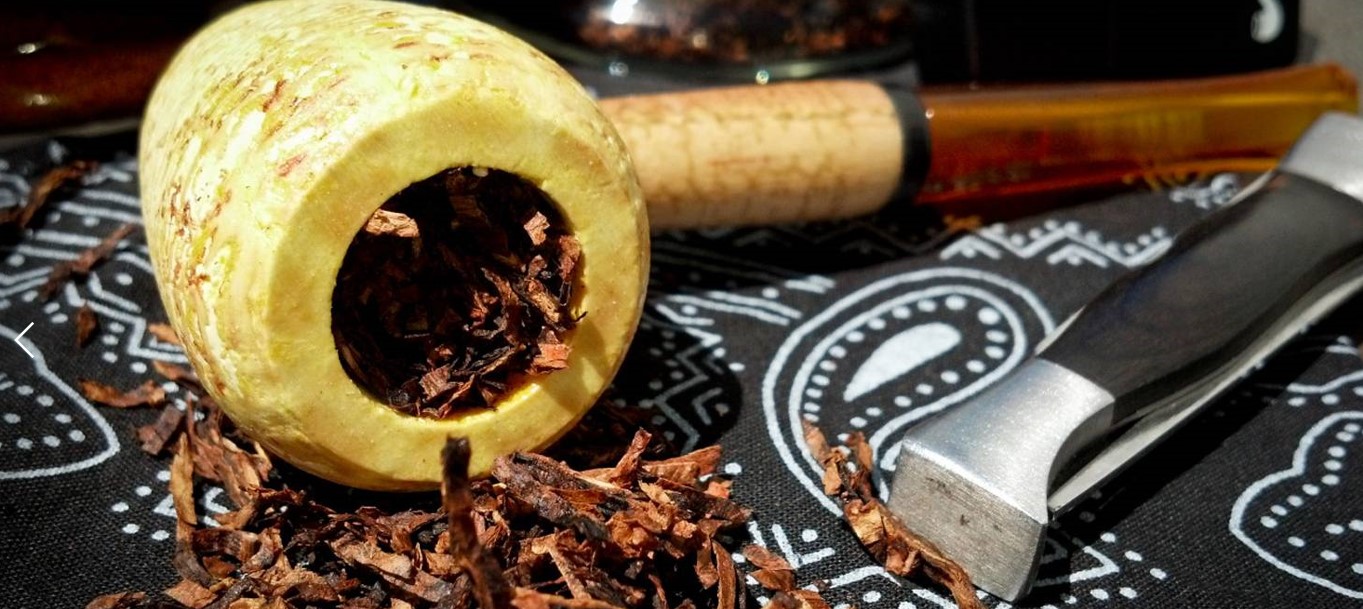 Курительная трубка из слоновой кости Курительная трубка из слоновой кости наполненная табаком